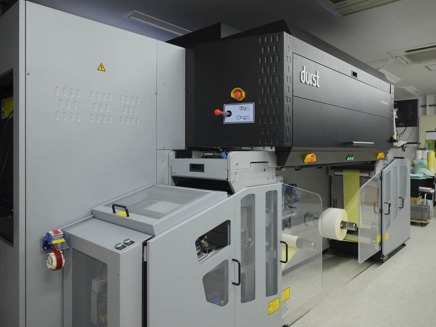 斜め前方から見たDurst Tau 340 RSC E。durstロゴ・型番表示・巻取部・ロール紙が1枚に収まる